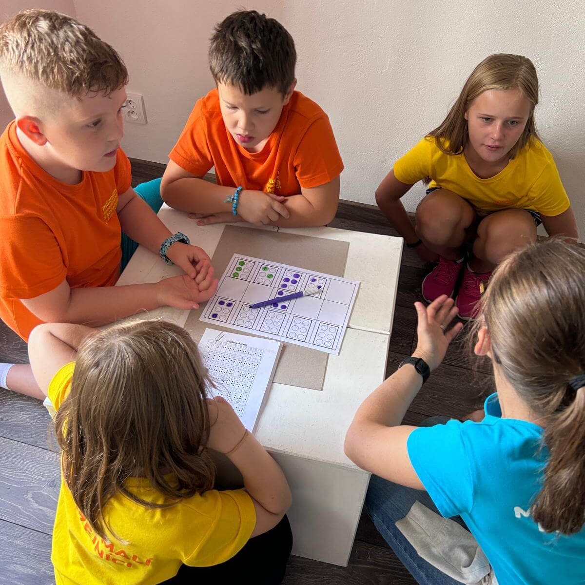 Malí múzejníci pri aktivite v Múzeu špeciálneho školstva v Levoči.