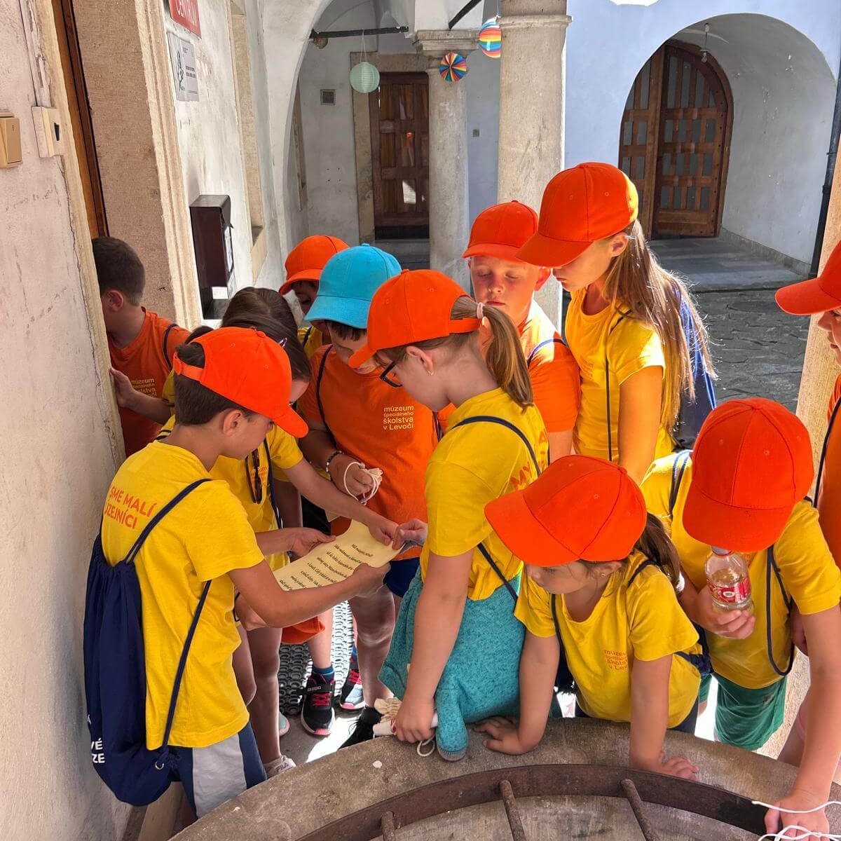 Malí múzejníci počas pátracej hry po stopách špeciálneho školstva.