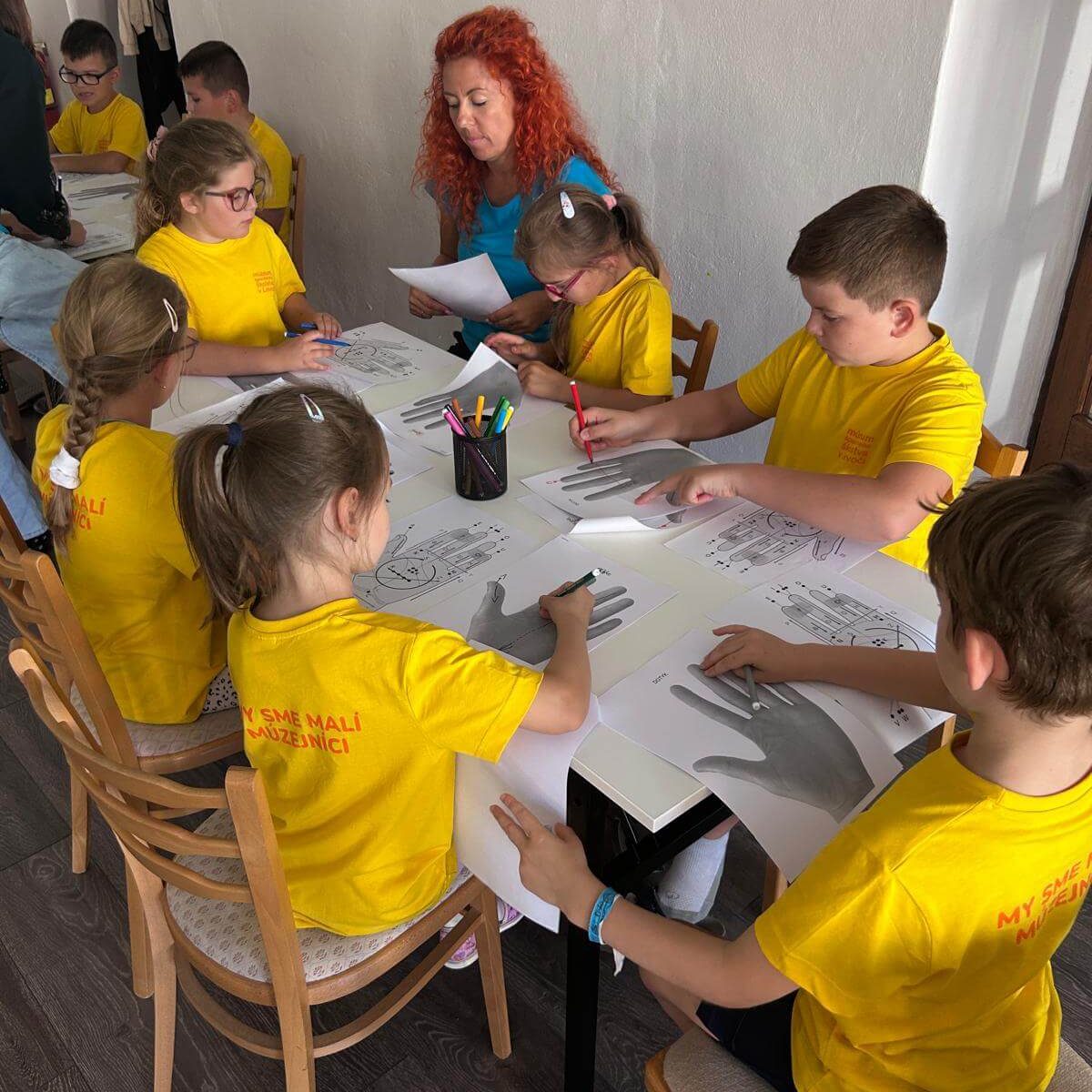 Účastníci letného projektu pri aktivite s Lormovou abecedou.