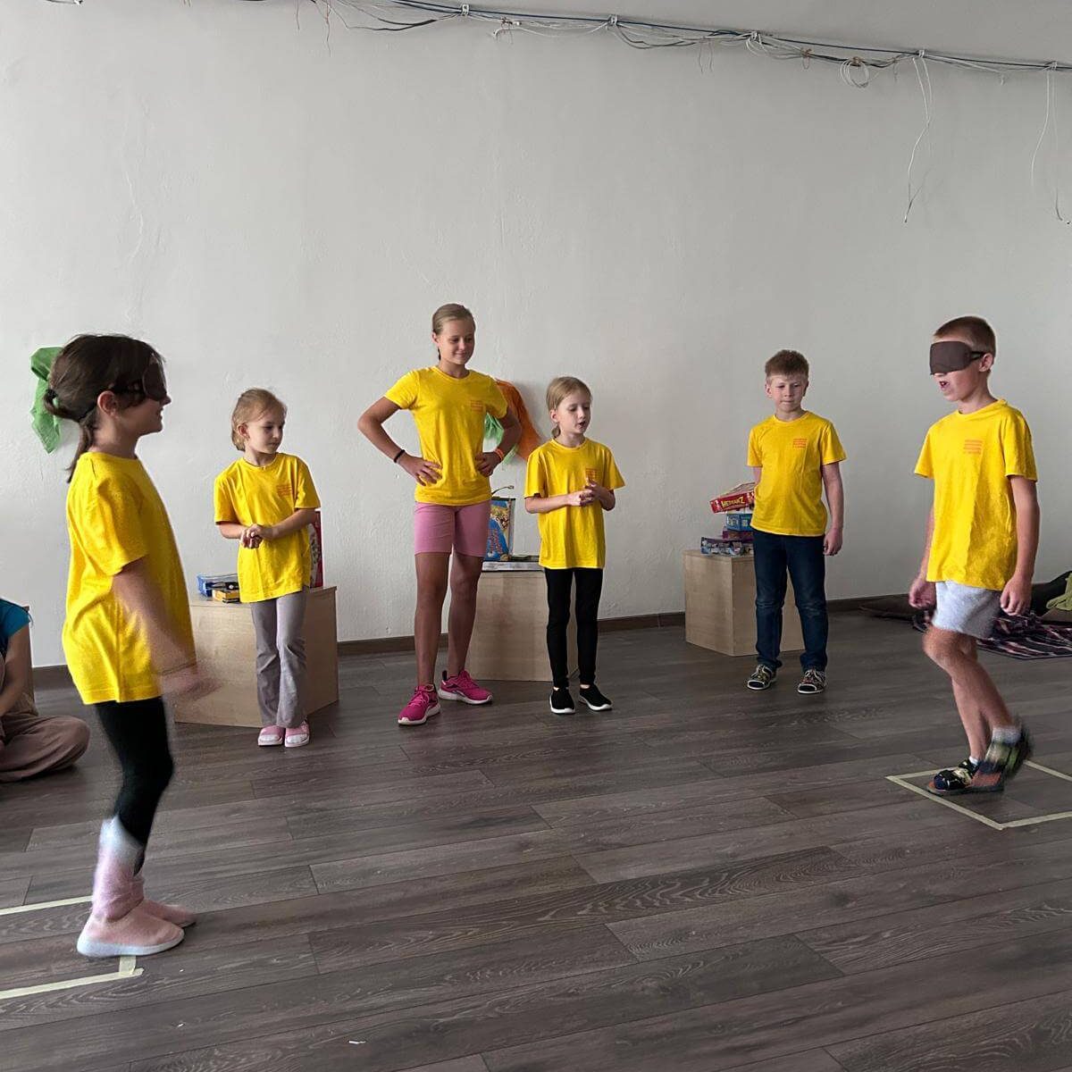 Malí múzejníci pri pohybovej aktivite v Múzeu špeciálneho školstva v Levoči.