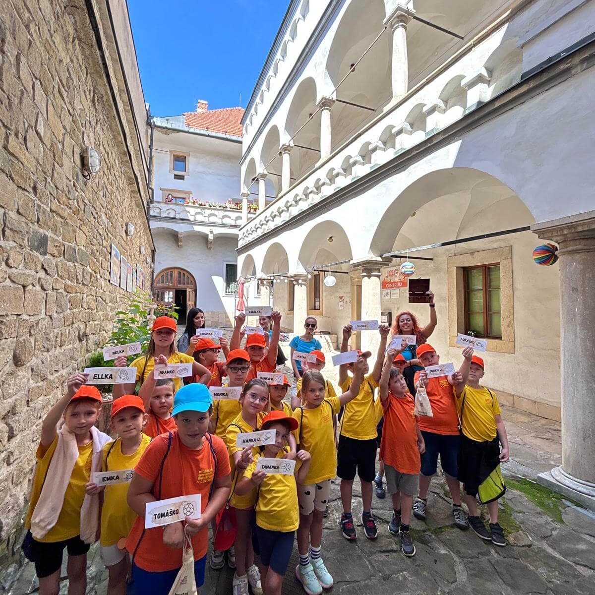 Malí múzejníci v átriu Múzea špeciálneho školstva v Levoči.