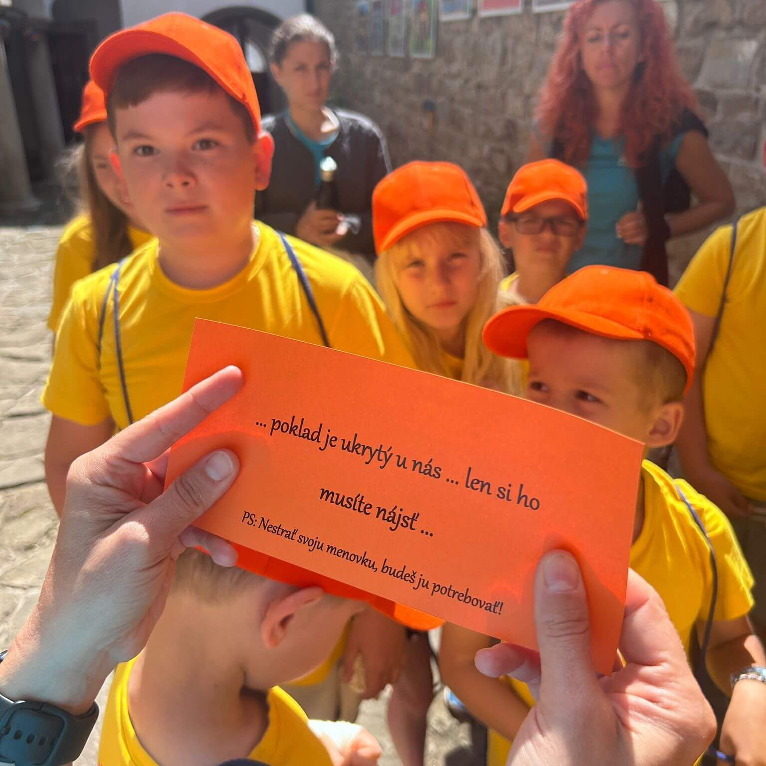 Malí múzejníci riešia indície.