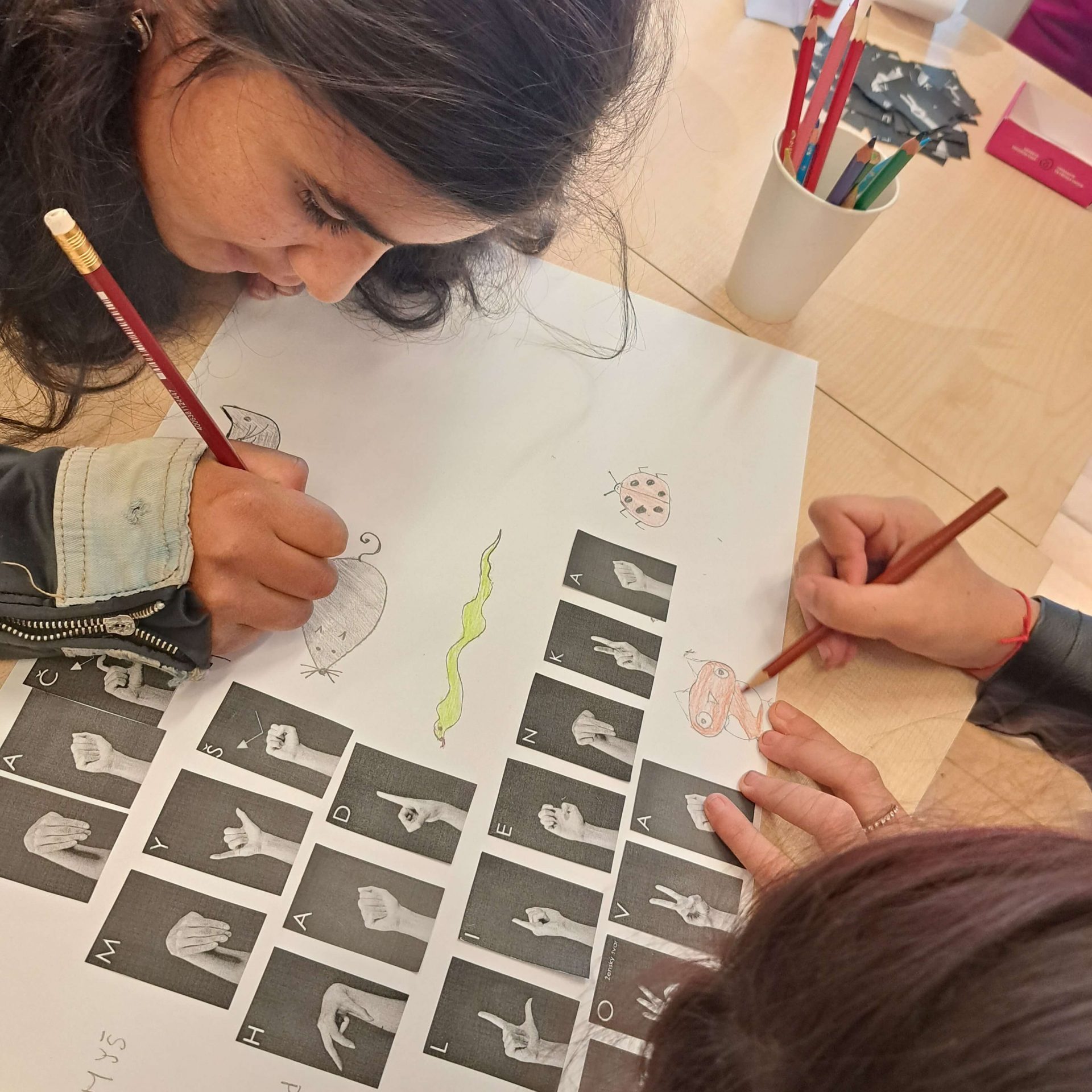 Návštevníci múzea sa zoznamujú s prstovou abecedou.