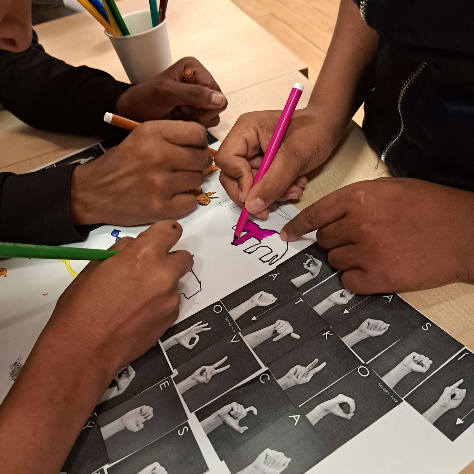 Návštevníci múzea sa zoznamujú s prstovou abecedou.