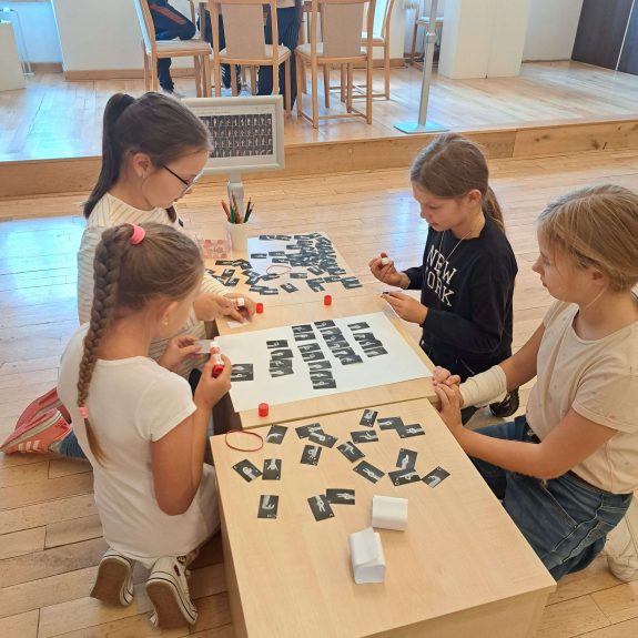 Prstová abeceda Návštevníci múzea sa zoznamujú s prstovou abecedou.