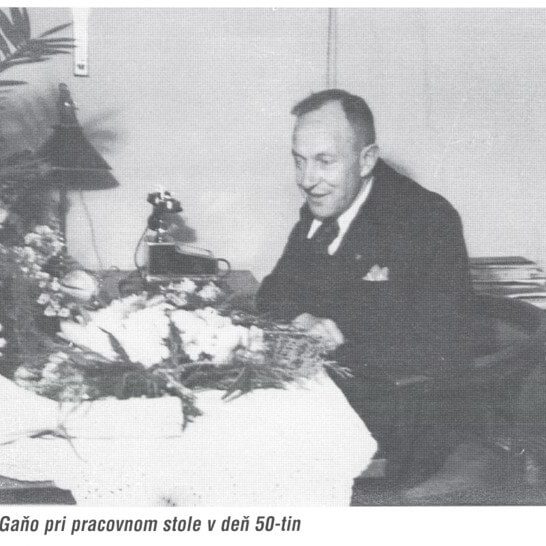 Viliam Gaňo pri pracovnom stole v deň 50-tin.