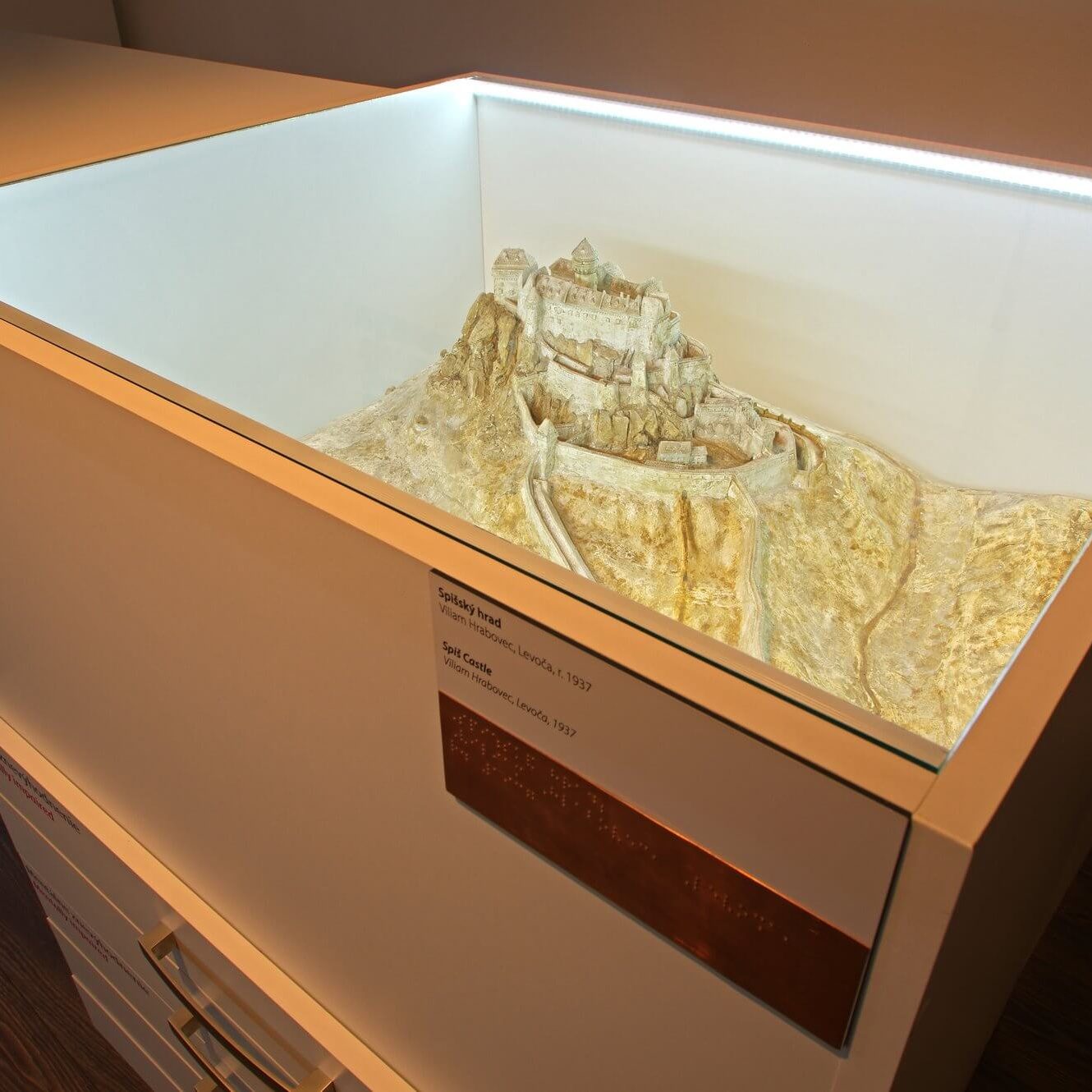 Vitrína s modelom Sp. hradu