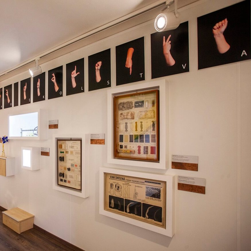 Vzorkovníky v stálej expozícii Vzorkovník vlny v Múzeu špeciálneho školstva v Levoči.