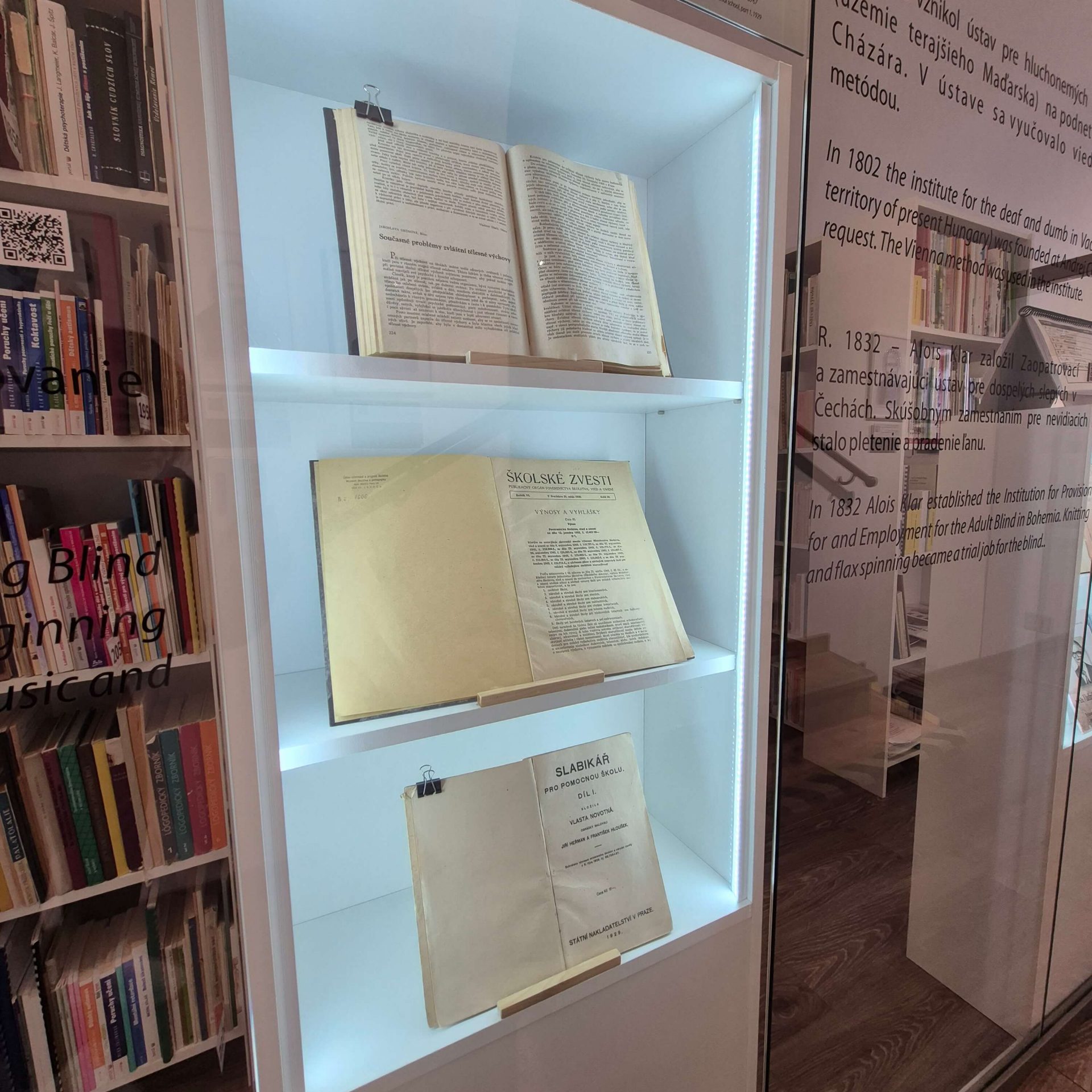 Knihy vo vitríne v Múzeu špeciálneho školstva v Levoči.