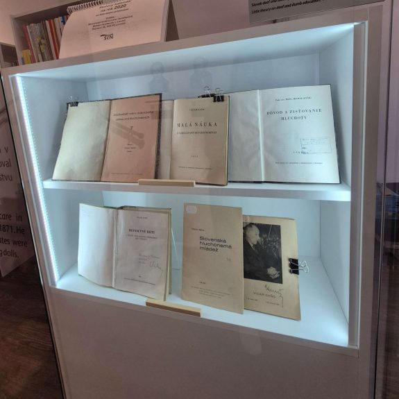 Knižnica Knihy vo vitríne v Múzeu špeciálneho školstva v Levoči.