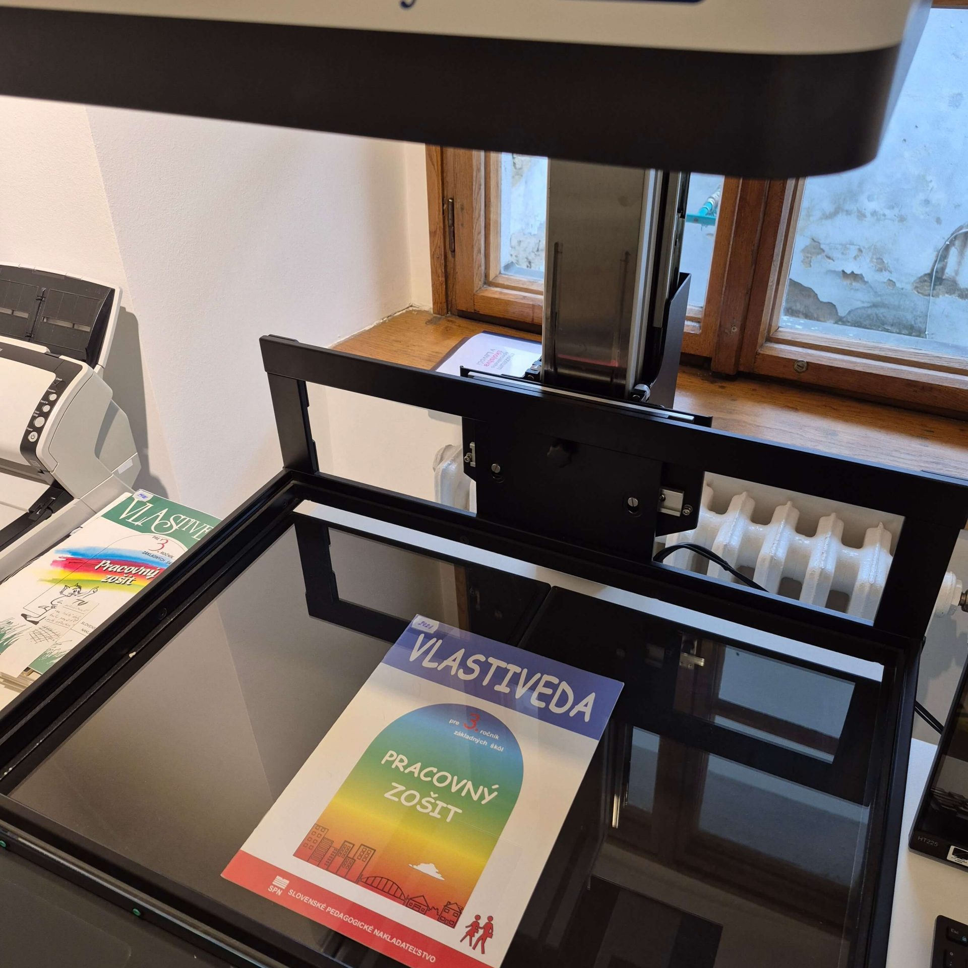 Skener na skenovanie kníh.