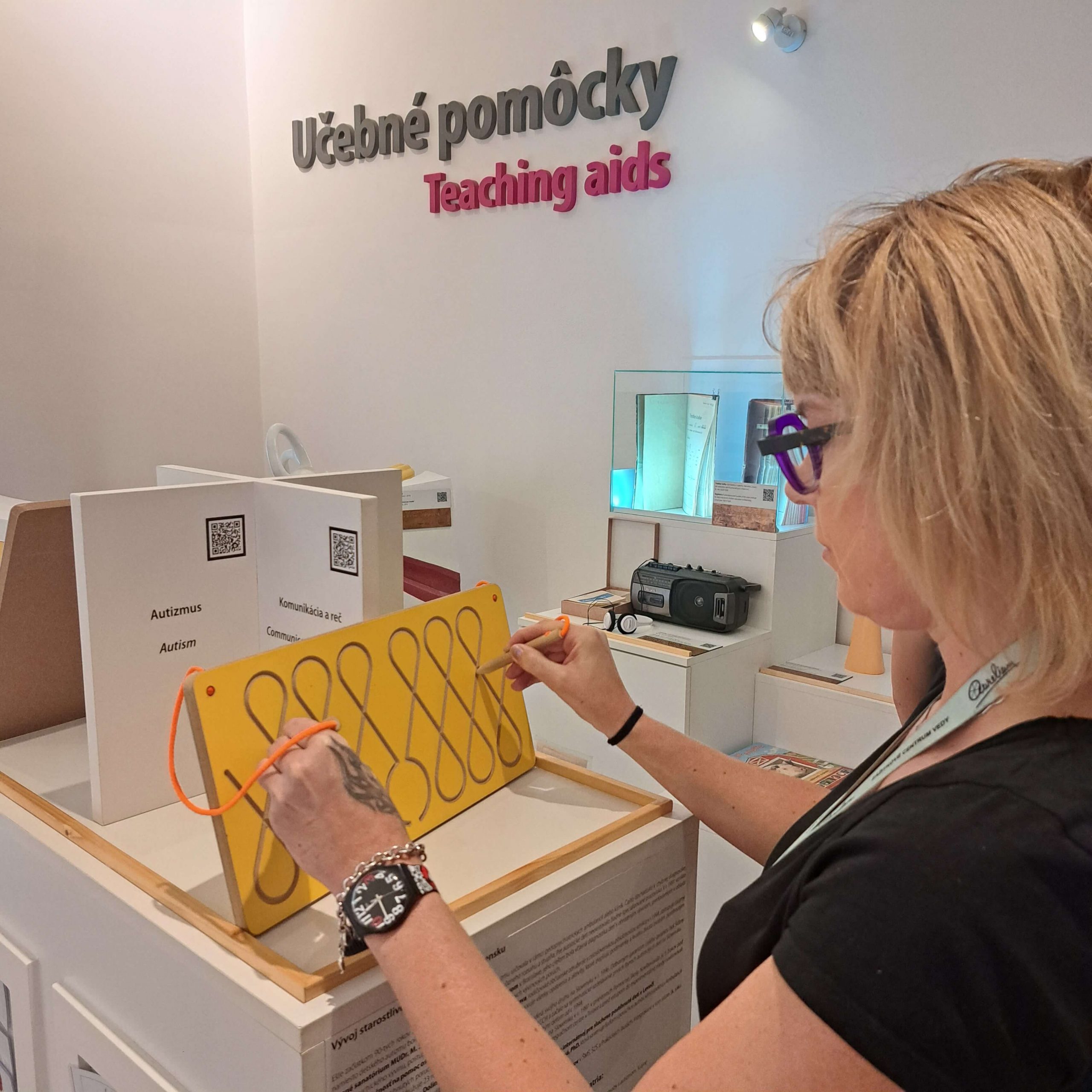 Obojstranný grafomotorický labyrint Návštevníčka skúšajúca obojstranný grafomotorický labyrint.