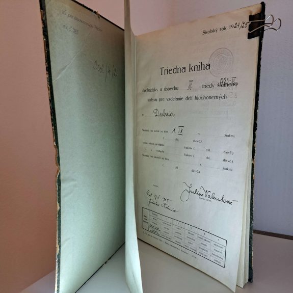 Triedna kniha Triedna kniha dochádzky a úspechu III. triedy Štátneho ústavu pre vzdelanie detí hluchonemých v Dubnici zo školského roka 1924/1925.