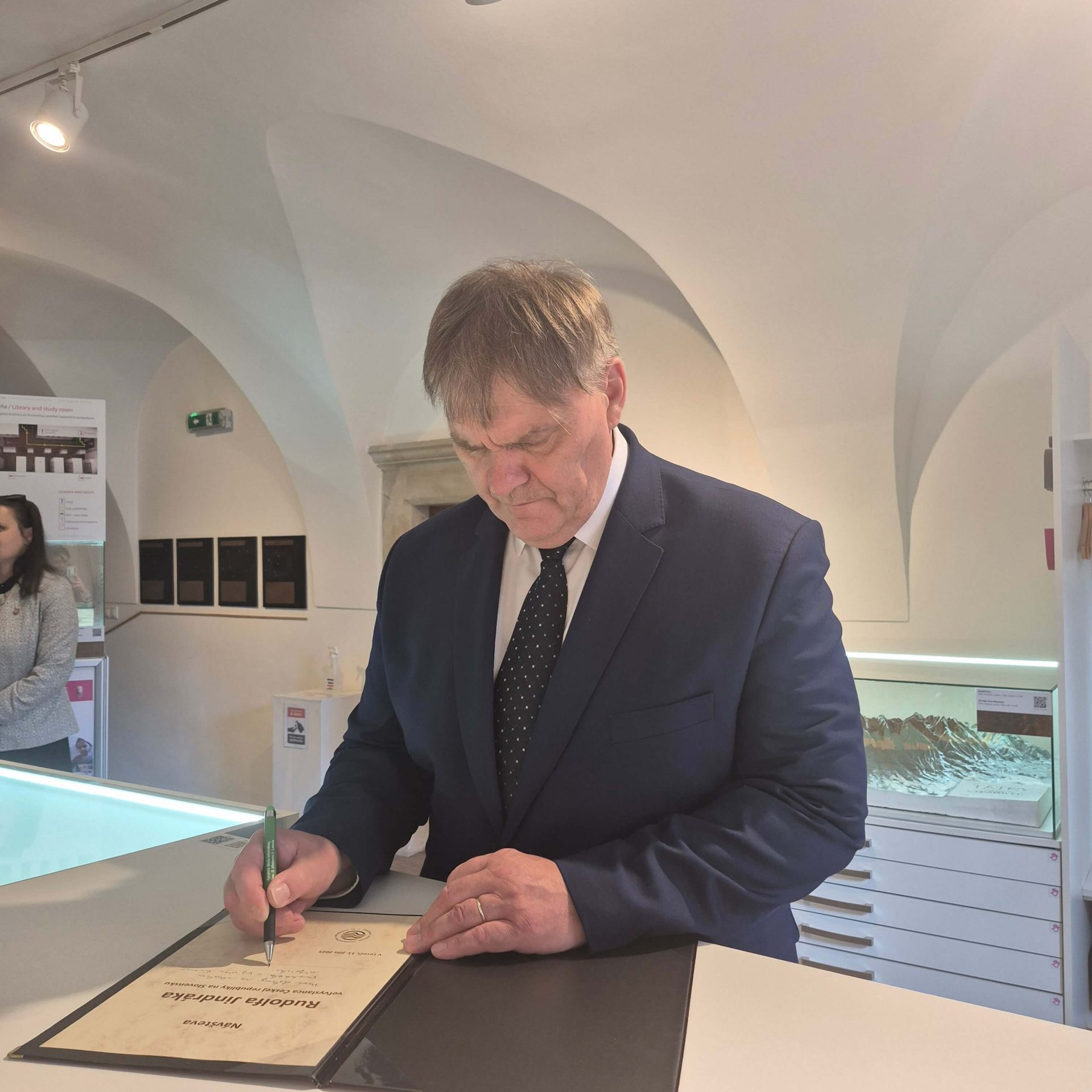 Český veľvyslanec podpisujúci sa v Múzeu špeciálneho školstva v Levoči.