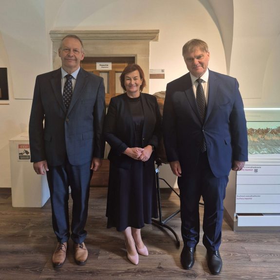 Návšteva veľvyslanca z Českej republiky Český veľvyslanec v Múzeu špeciálneho školstva v Levoči spolu s primátorom mesta Levoča a riaditeľkou Múzea špeciálneho školstva v Levoči.