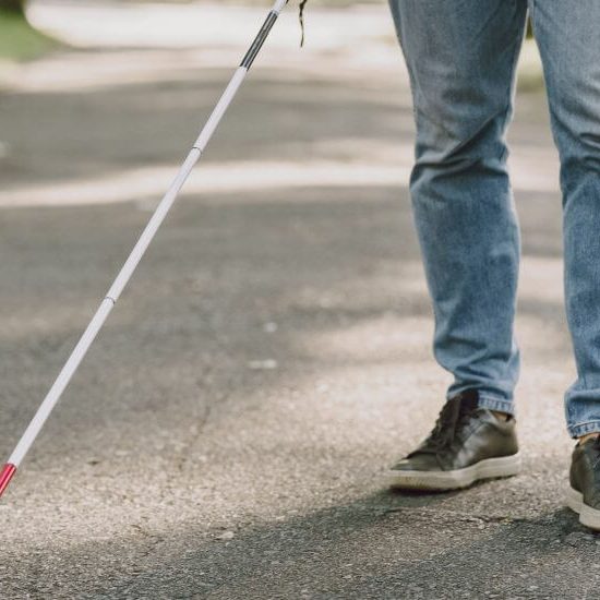 Chôdza s bielou palicou.