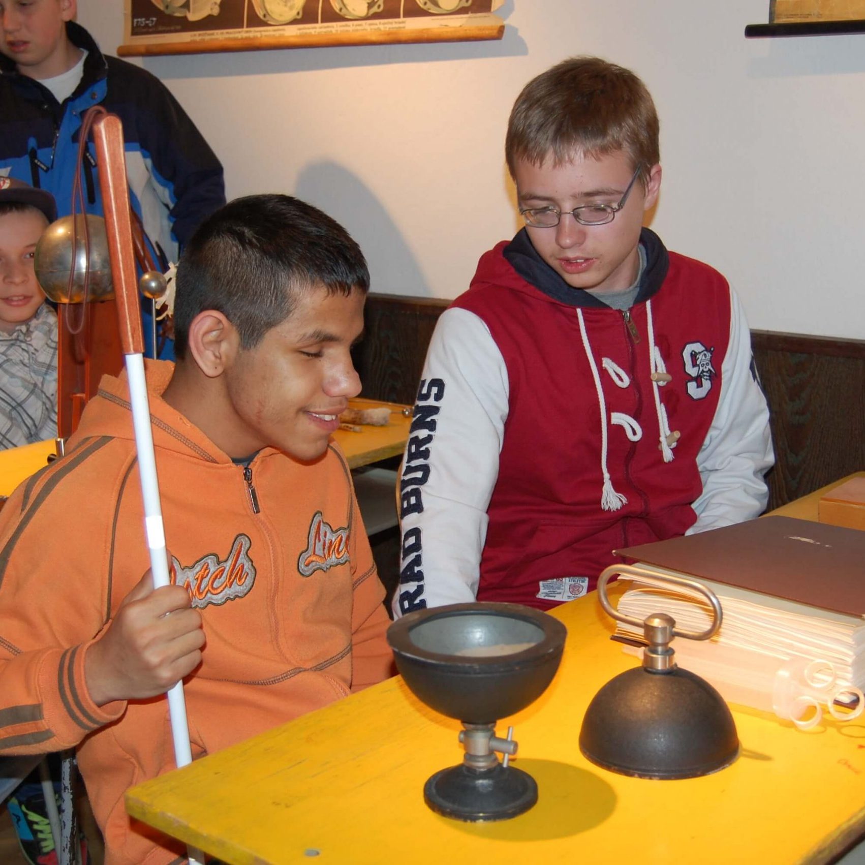 Nevidiaci s bielou palicou.