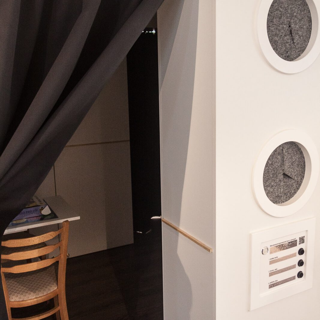 Pohľad do tmavej miestnosti.