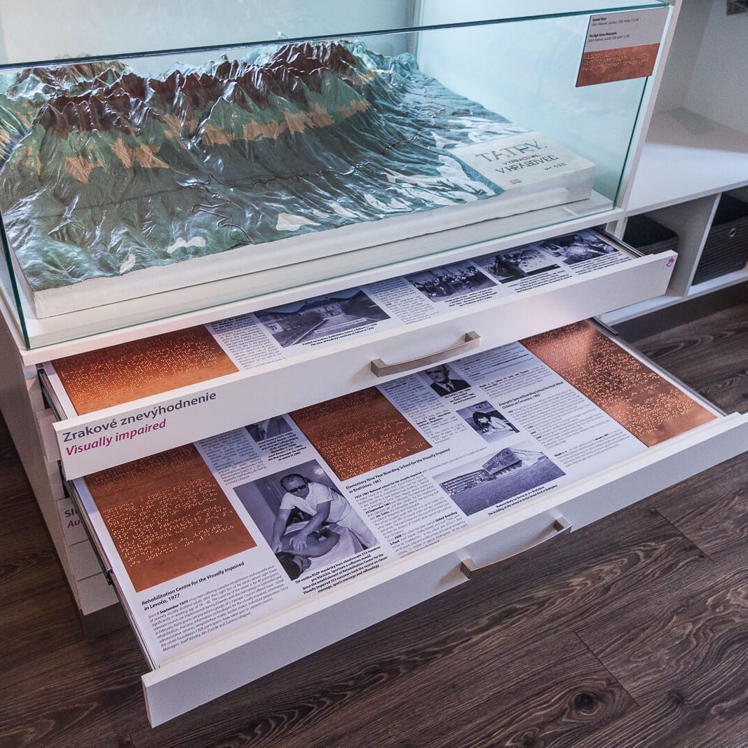 V zásuvkách v Múzeu špeciálneho školstva v Levoči sa návštevníci dozvedia informácie o histórii špeciálneho školstva.