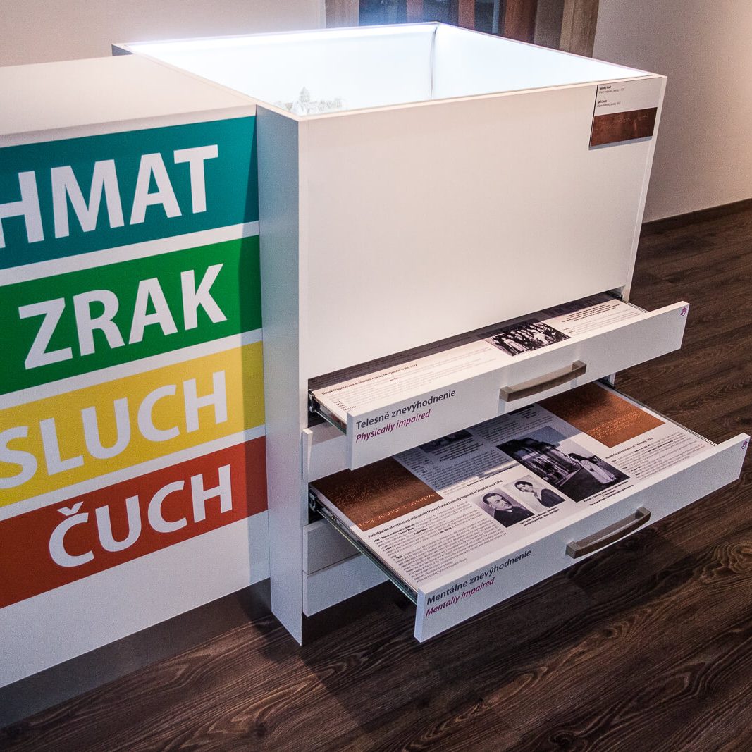 V zásuvkách v Múzeu špeciálneho školstva v Levoči sa návštevníci dozvedia informácie o histórii špeciálneho školstva.