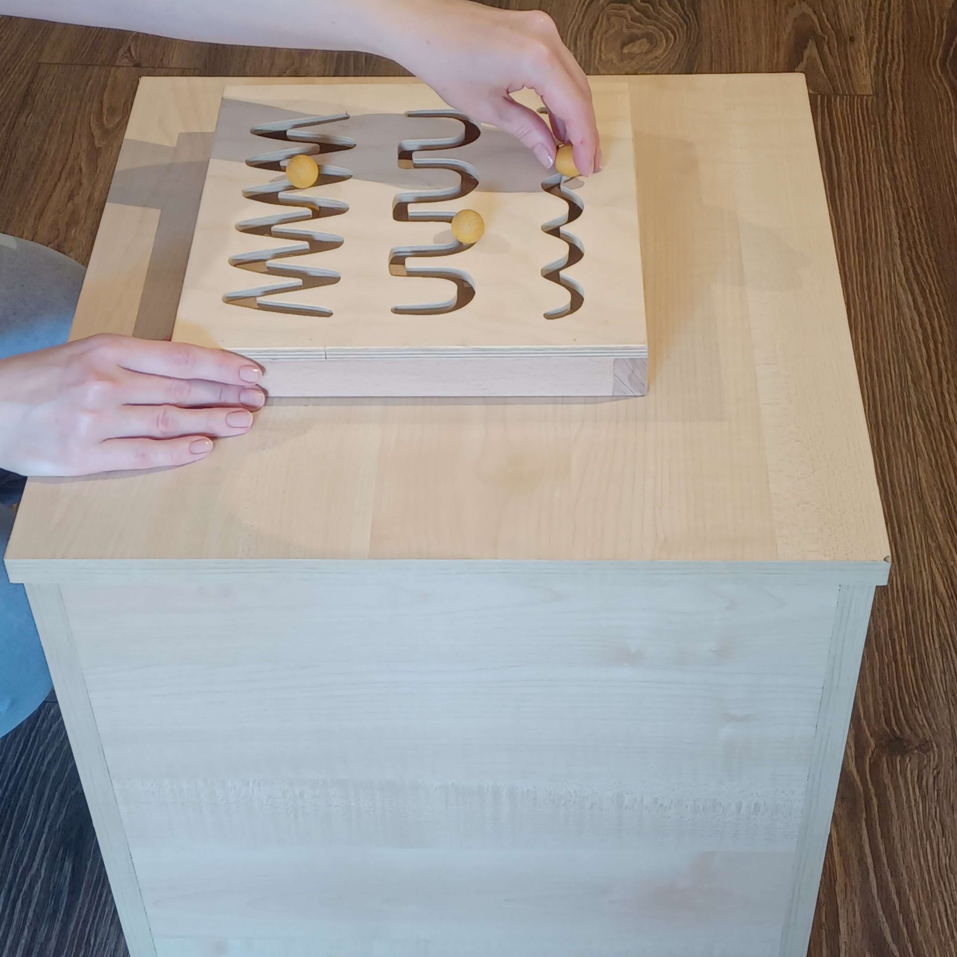 Nácvik jemnej motoriky na grafomotorickej učebnej pomôcke.