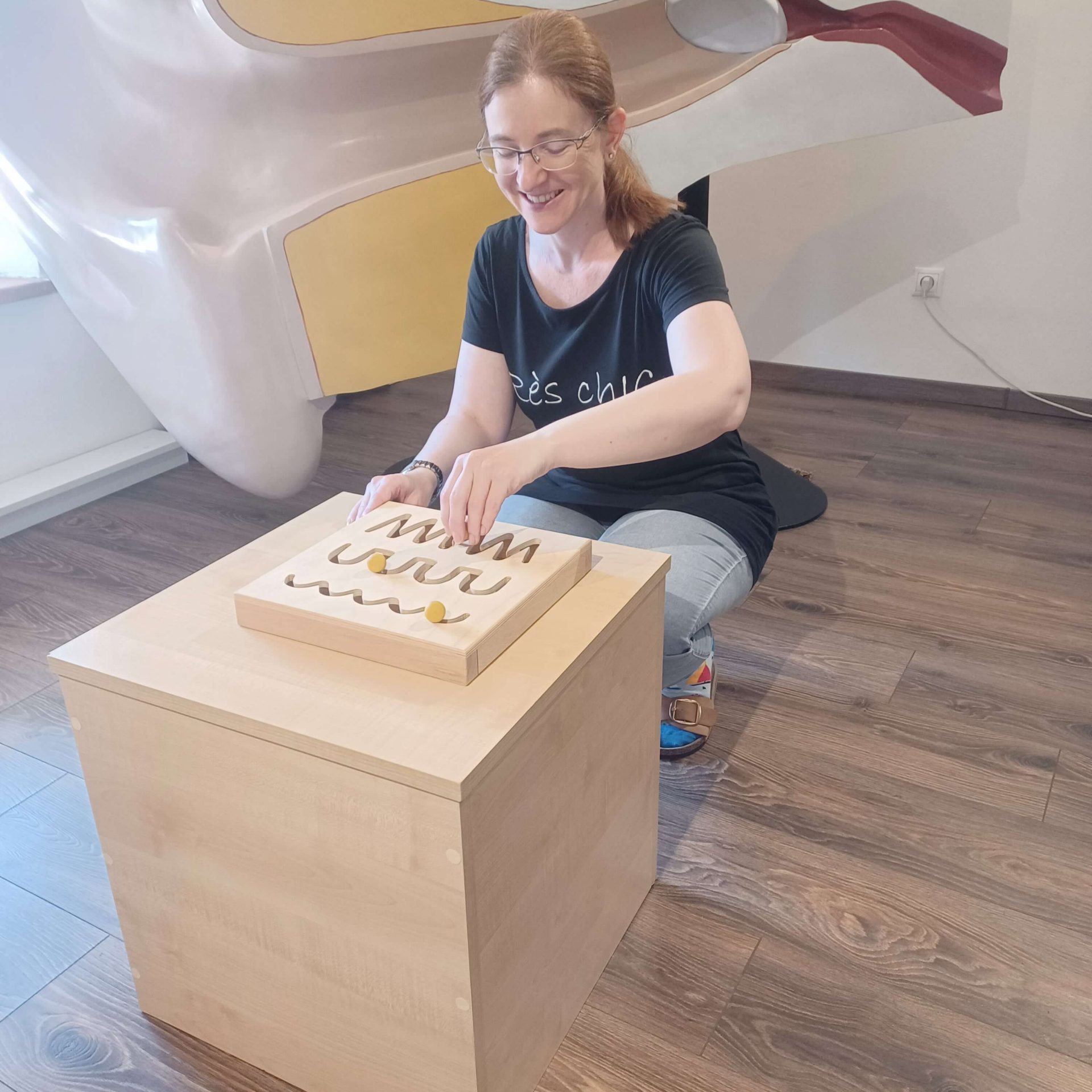 Nácvik jemnej motoriky na grafomotorickej učebnej pomôcke.