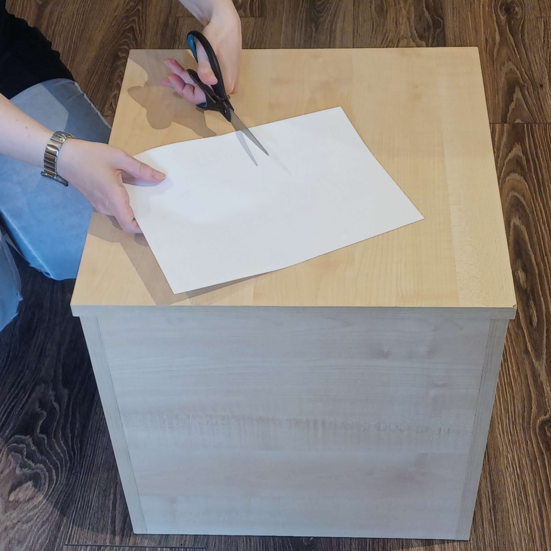 Strihanie papiera ľavou rukou.