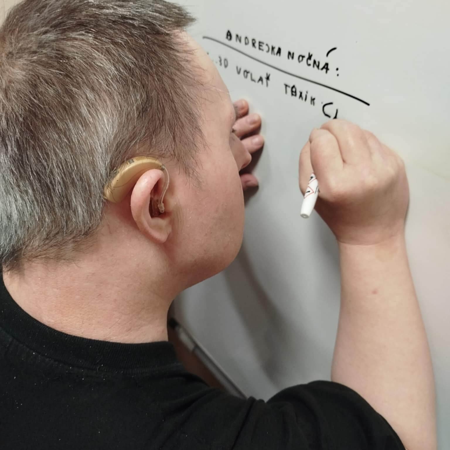 Klient, ktorý píše na tabuľu.