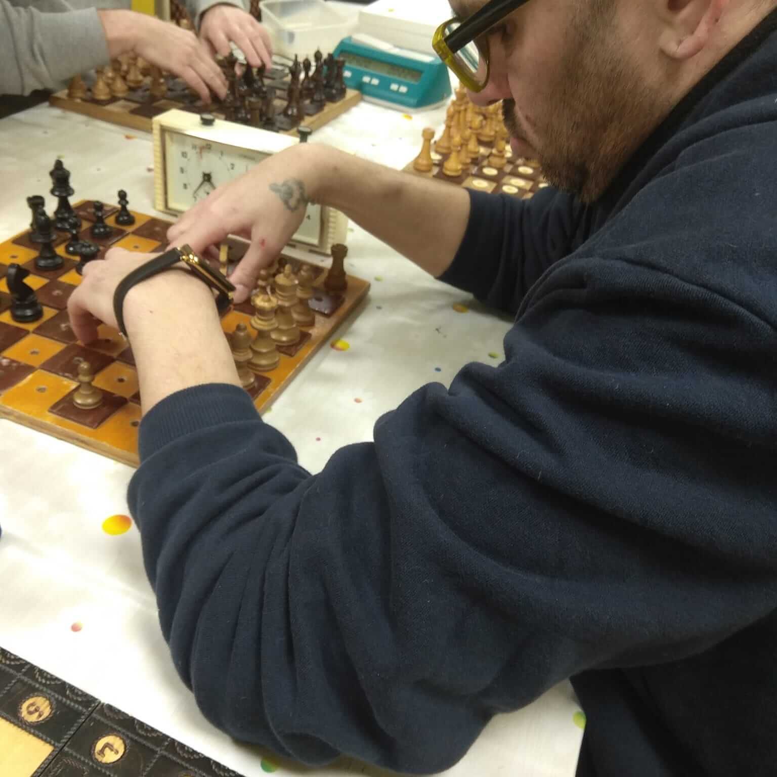 Klient hrajúci šach.