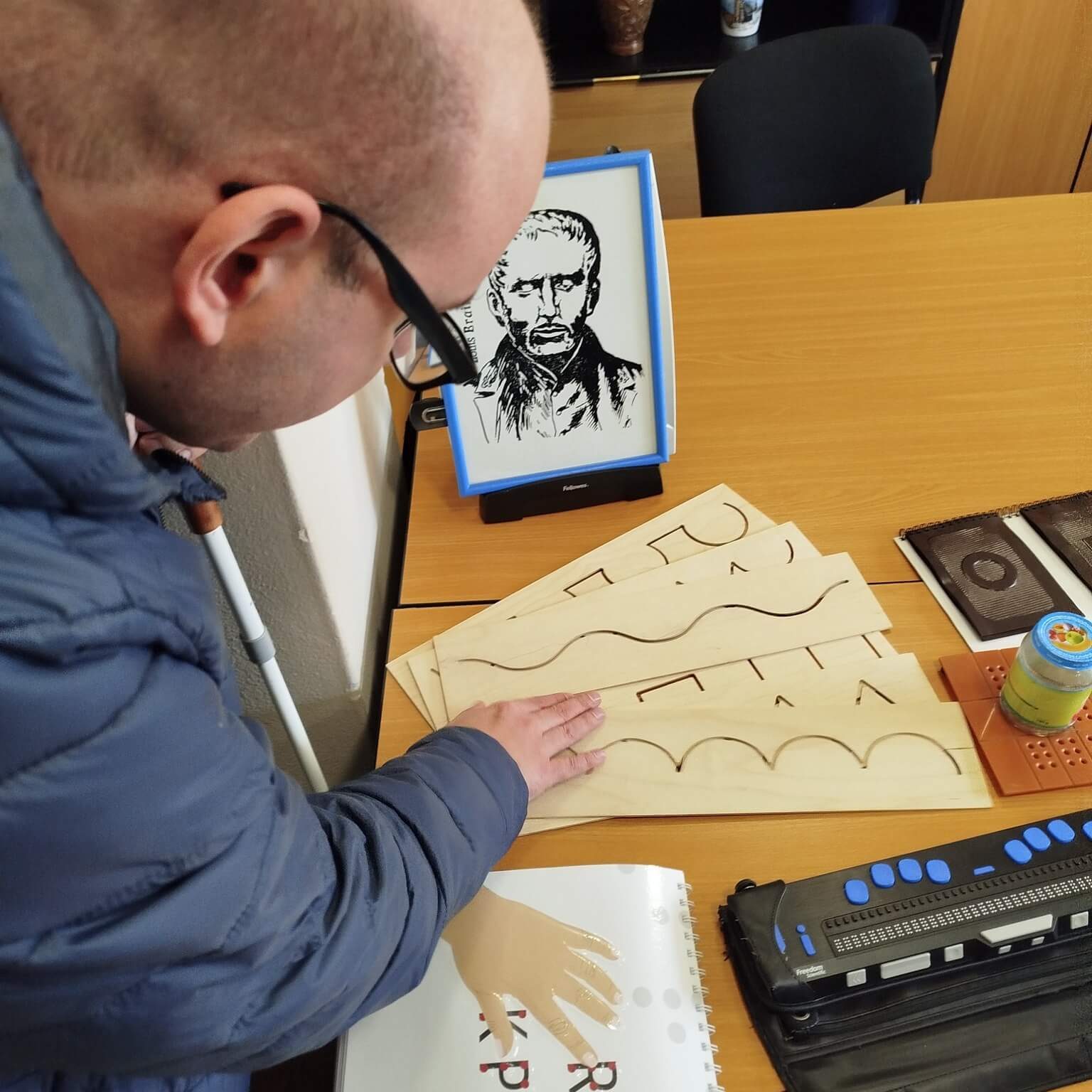 Klient spoznávajúci rukami.