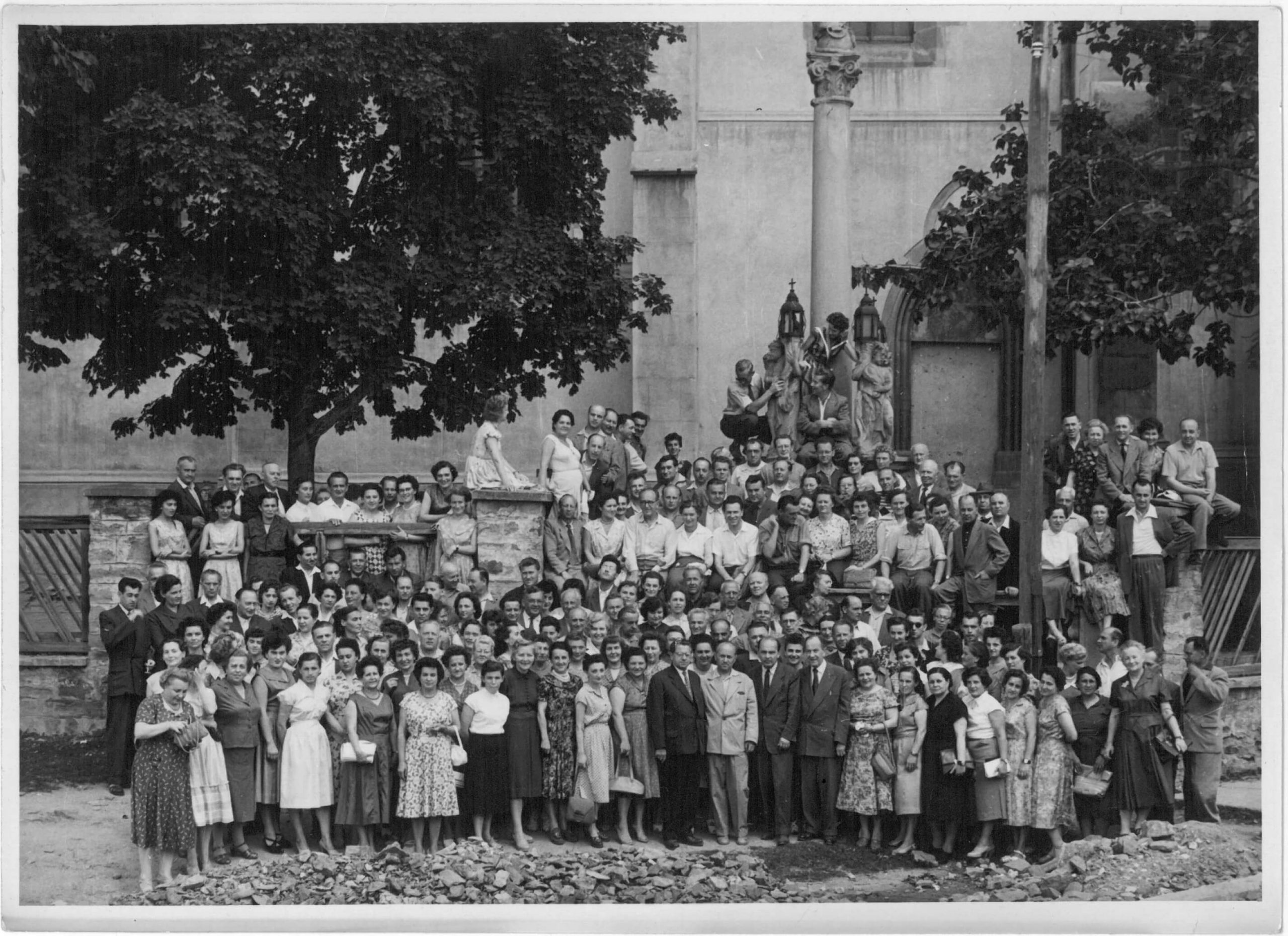 Michal Gaži na fotografii vľavo, cca 5. rad zdola. Zraz/kurz učiteľov špeciálnych škôl z celého Slovenska, Levoča, rok cca 1950-1951.