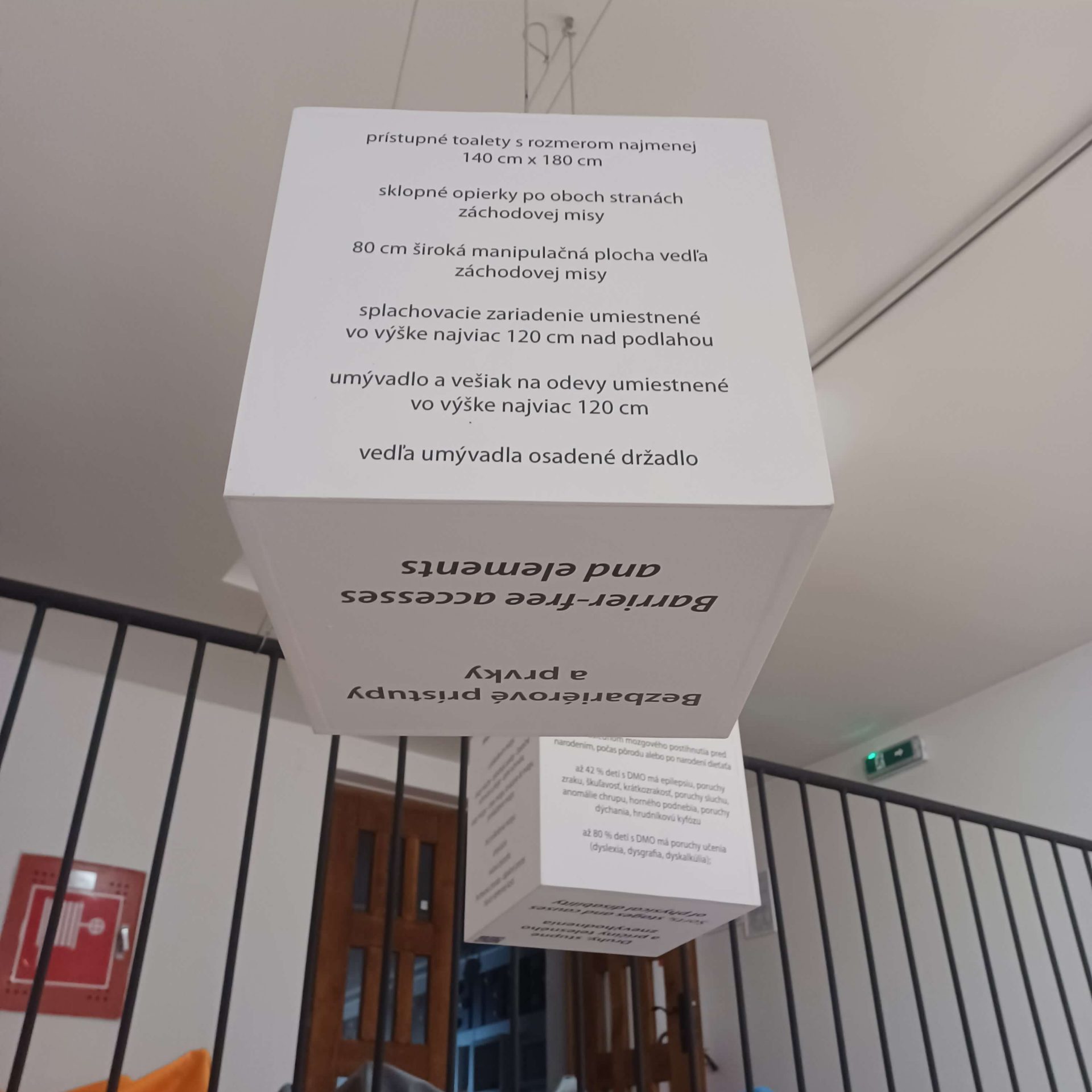 Visiace kocky v Múzeu špeciálneho školstva v Levoči.