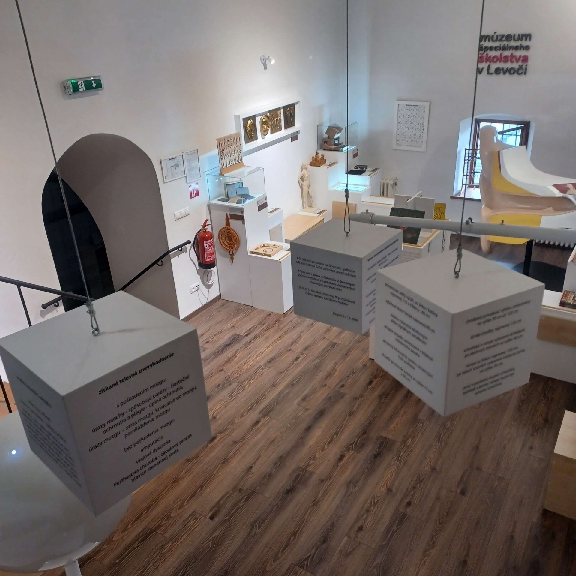 Visiace kocky v Múzeu špeciálneho školstva v Levoči.