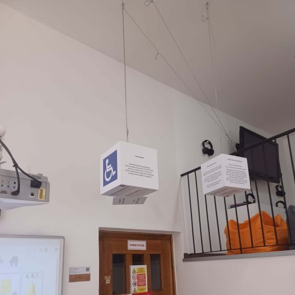 Visiace kocky Visiace kocky v Múzeu špeciálneho školstva v Levoči.