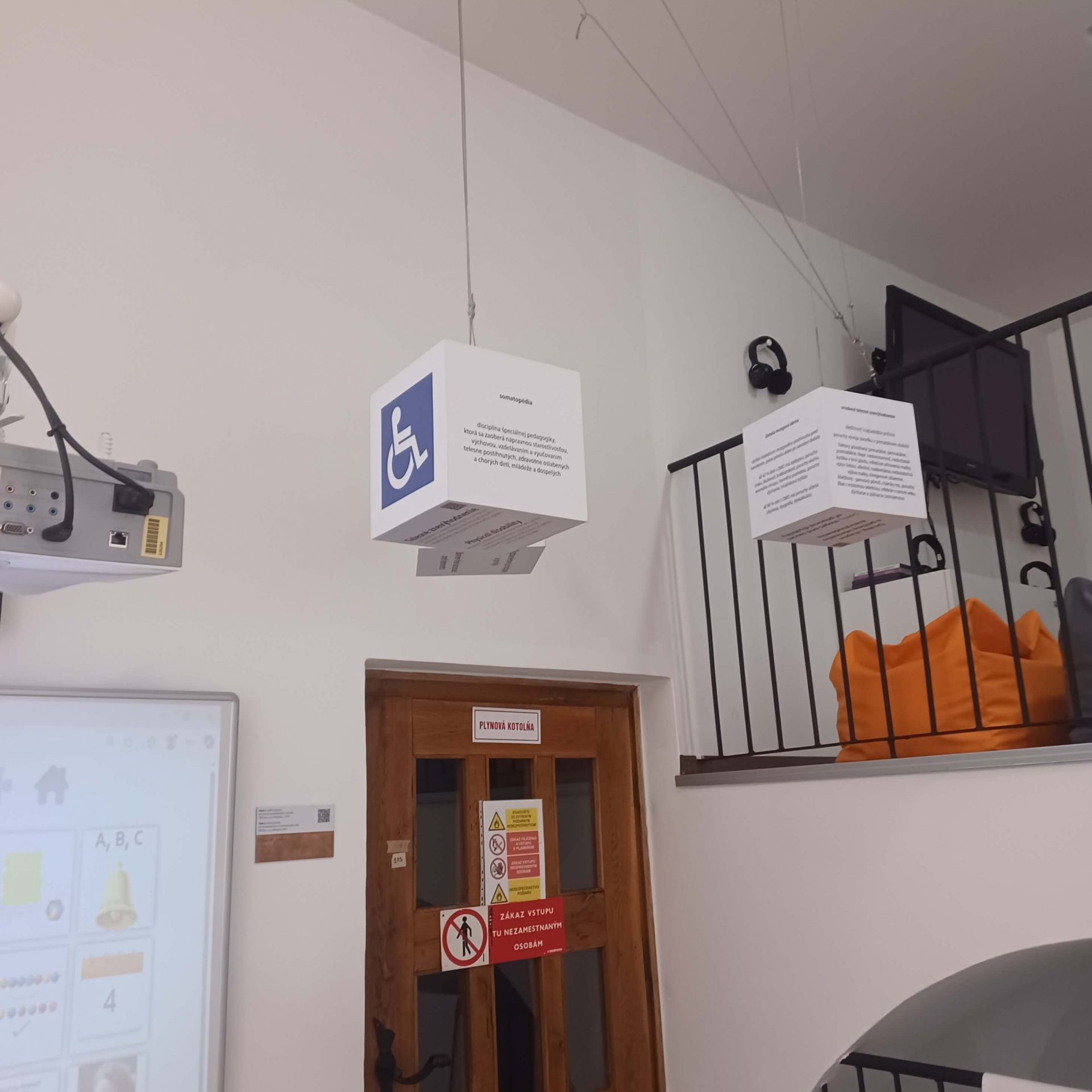 Visiace kocky v Múzeu špeciálneho školstva v Levoči.