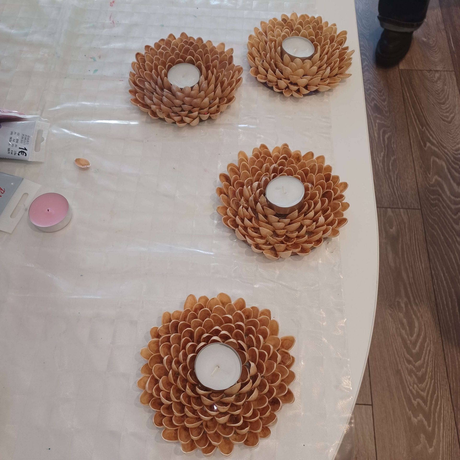 Výroba svietnikov počas Múzejných stried so seniormi.