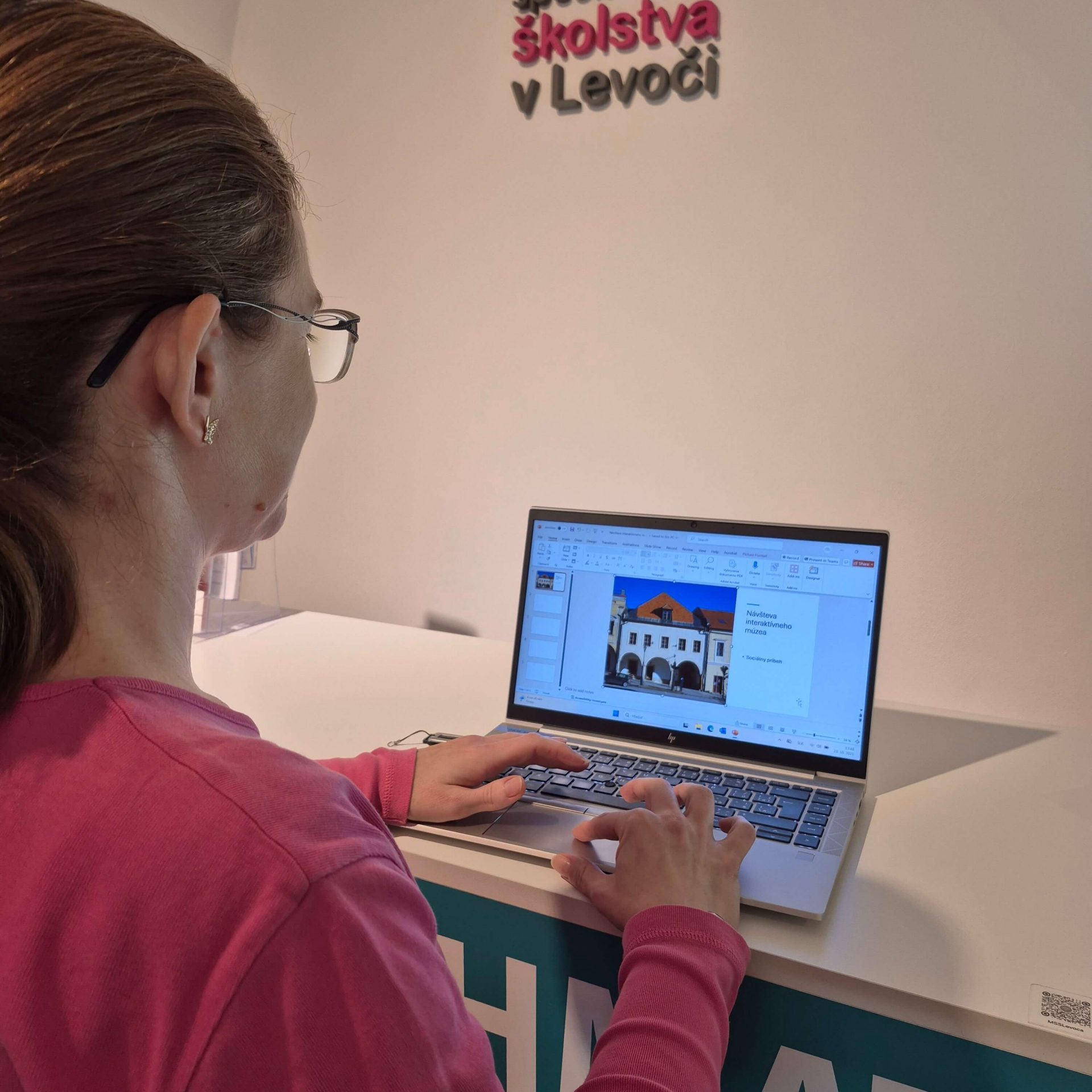 Tvorba sociálneho príbehu, lektorka Lucka tvorí na notebooku sociálny príbeh.