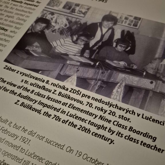 Záber na informácie o Štátnom ústave pre hluchonemých v Lučenci.