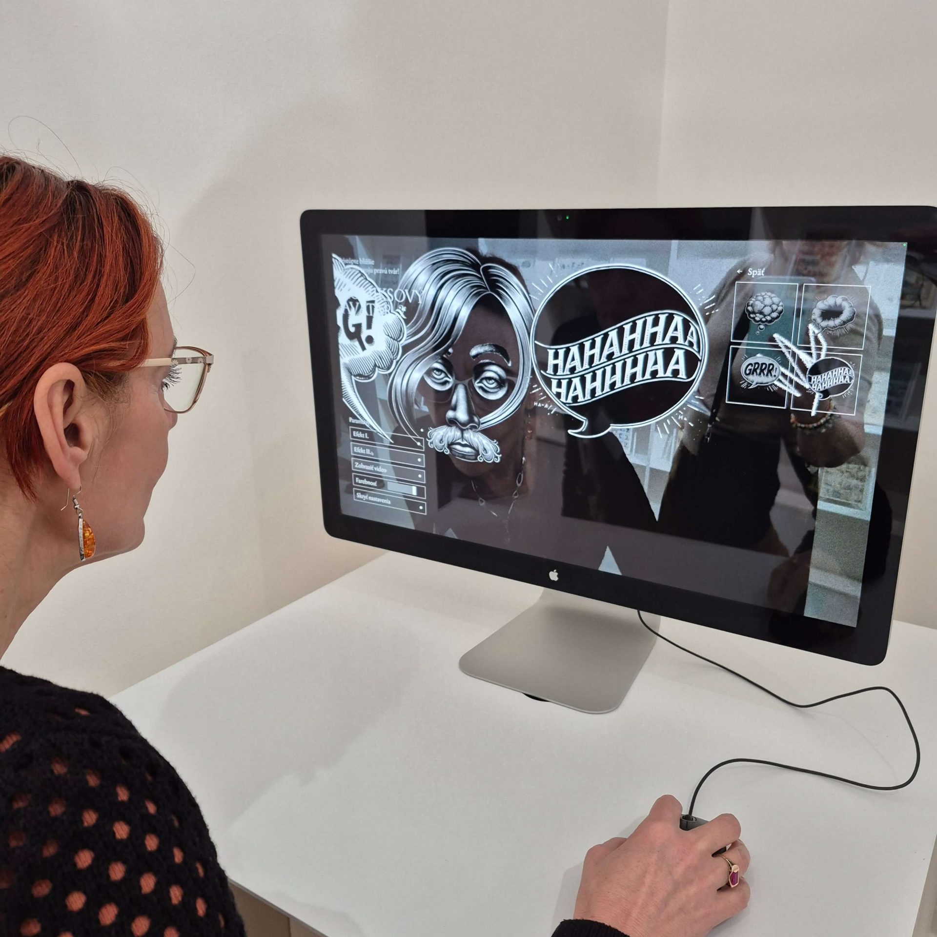 Pani sediaca pri počítači.