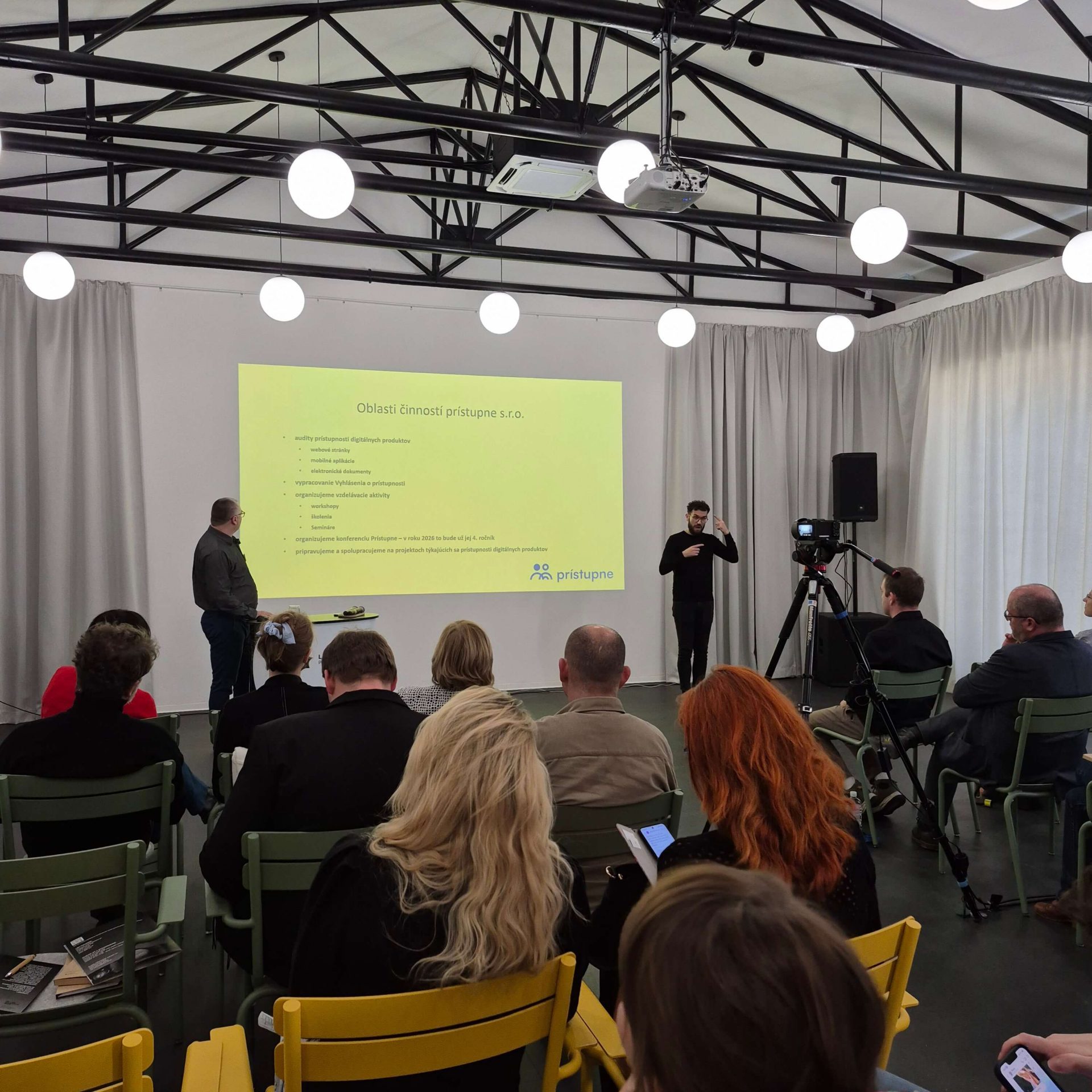 Prednášajúci na konferencii Umenie bez bariér.