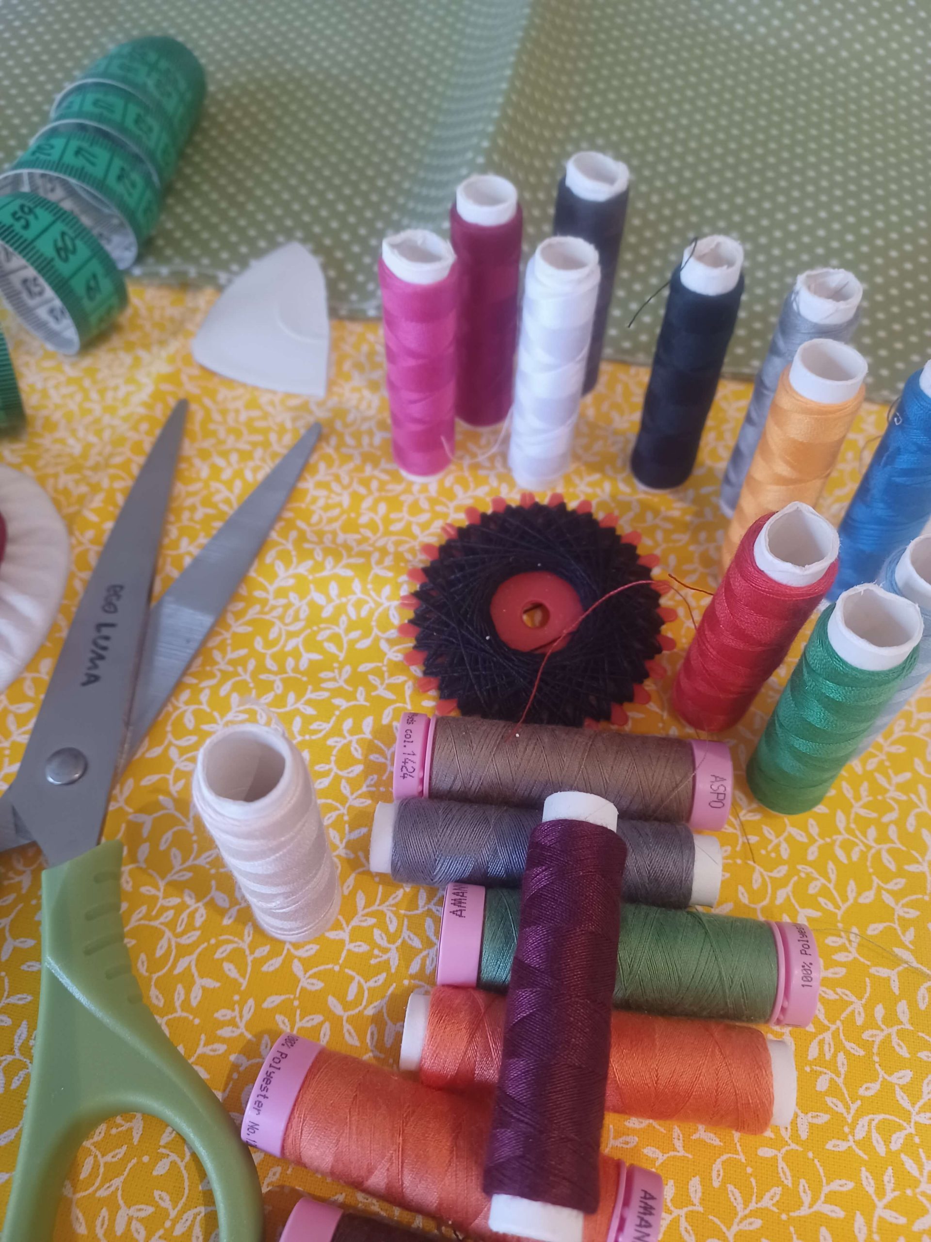 Potreby na šitie: farebné nite, nožnice, krajčírsky meter.