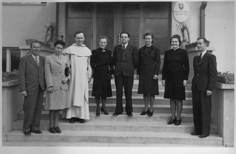 Učiteľský zbor po otvorení Ústavu pre duševne vadných v Trenčíne, 1. 1. 1940. Vladimír Predmerský v strede.