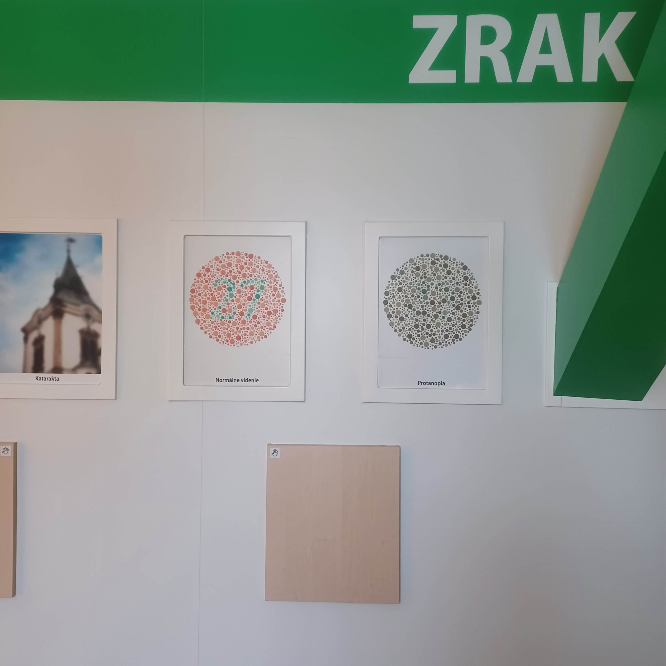 Test farbosleposti na 3D kocke v Múzeu špeciálneho školstva v Levoči.