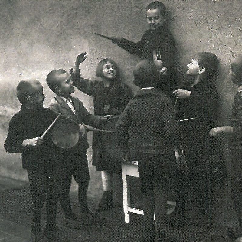 Historický pohľad na deti pri činnosti.