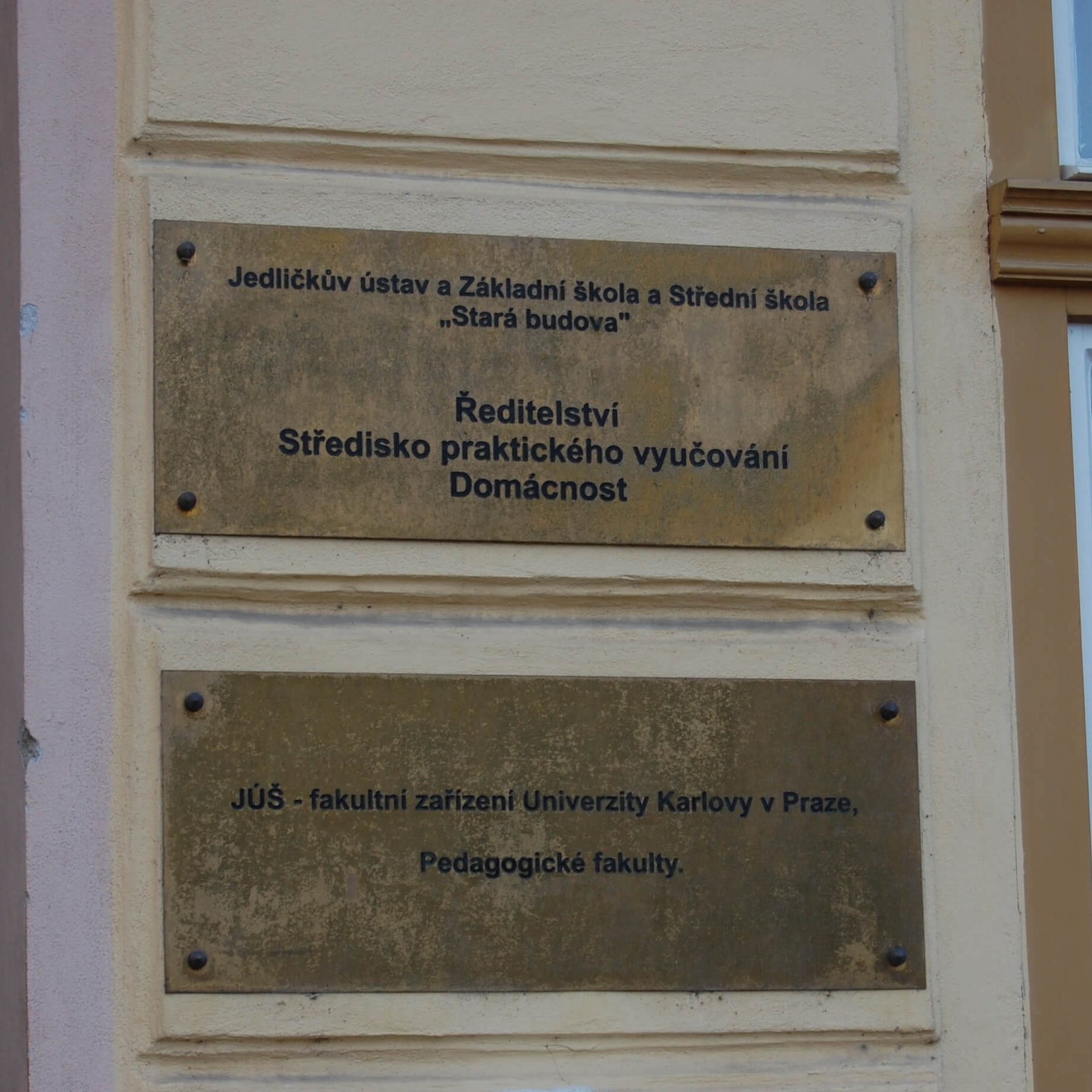 Informačné tabule na budove.