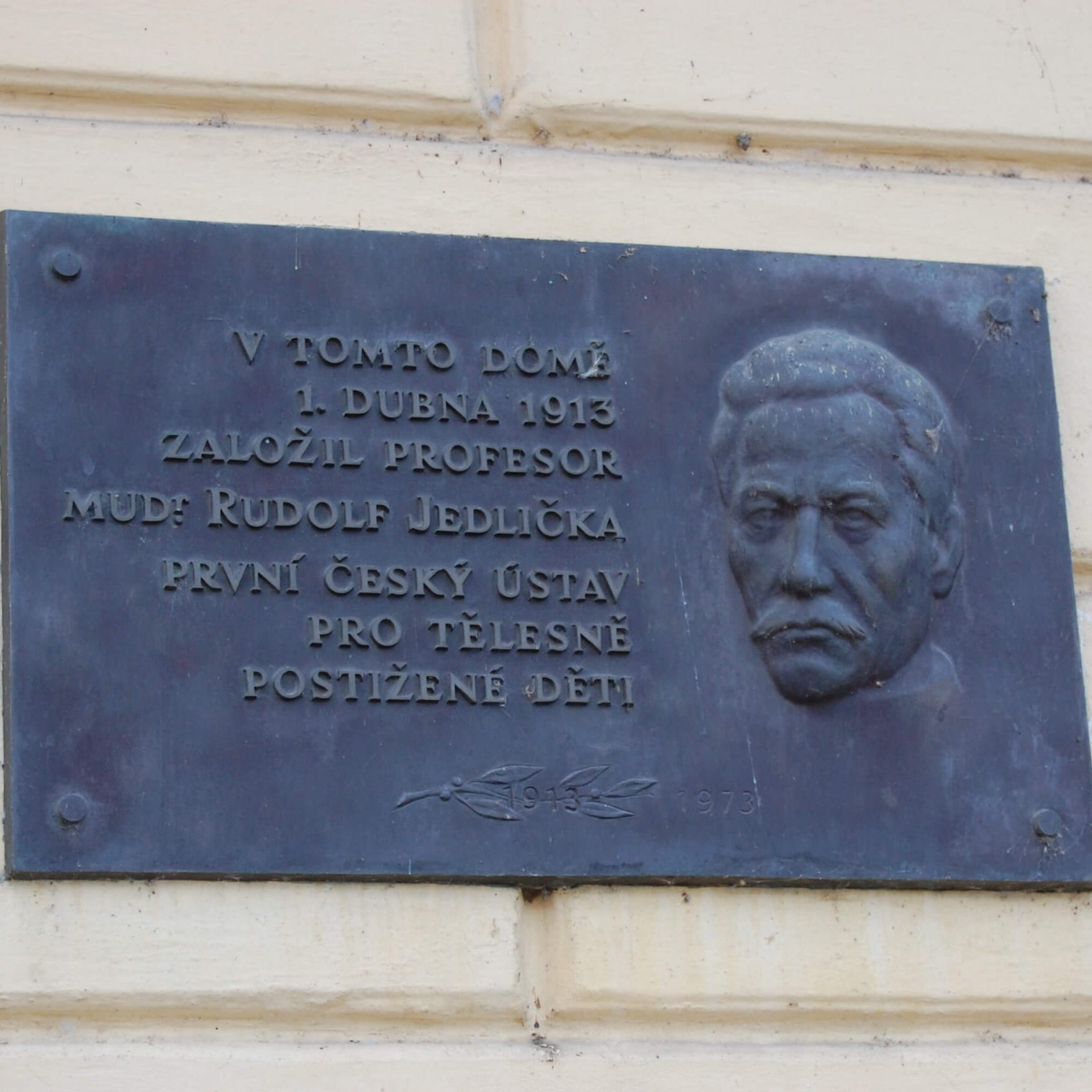 Pamätná tabuľa na budove.