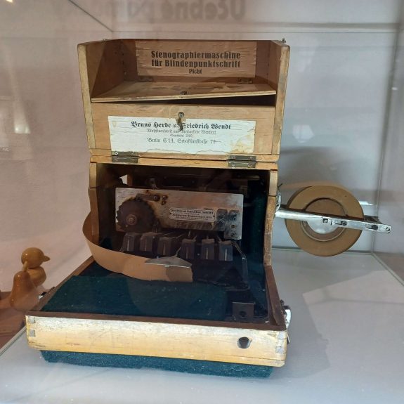 Pichtov stenografický stroj, čelný pohľad Pichtov stenografický stroj, čelný pohľad