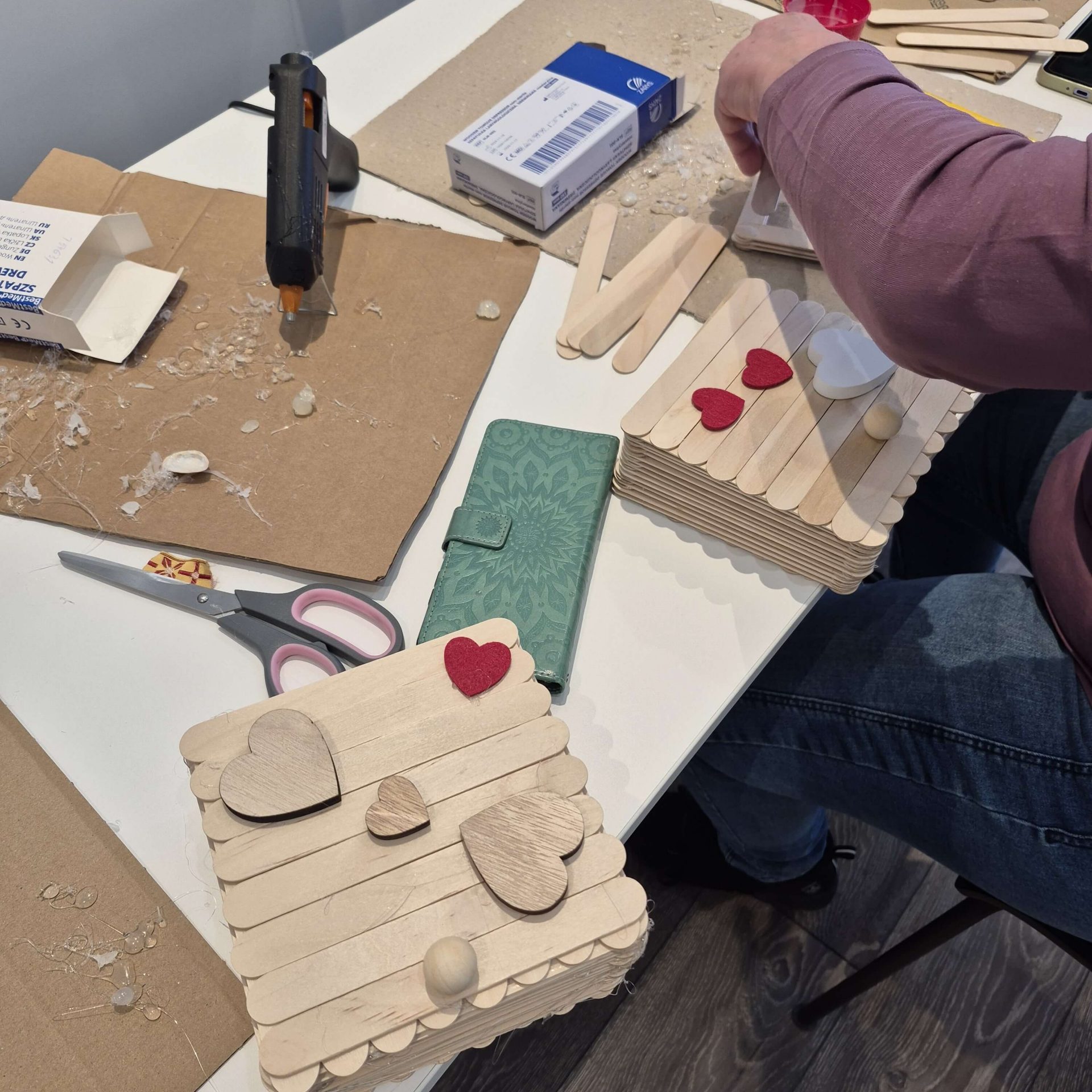 Drevená škatuľka vytvorená v rámci Múzejných stried so seniormi.