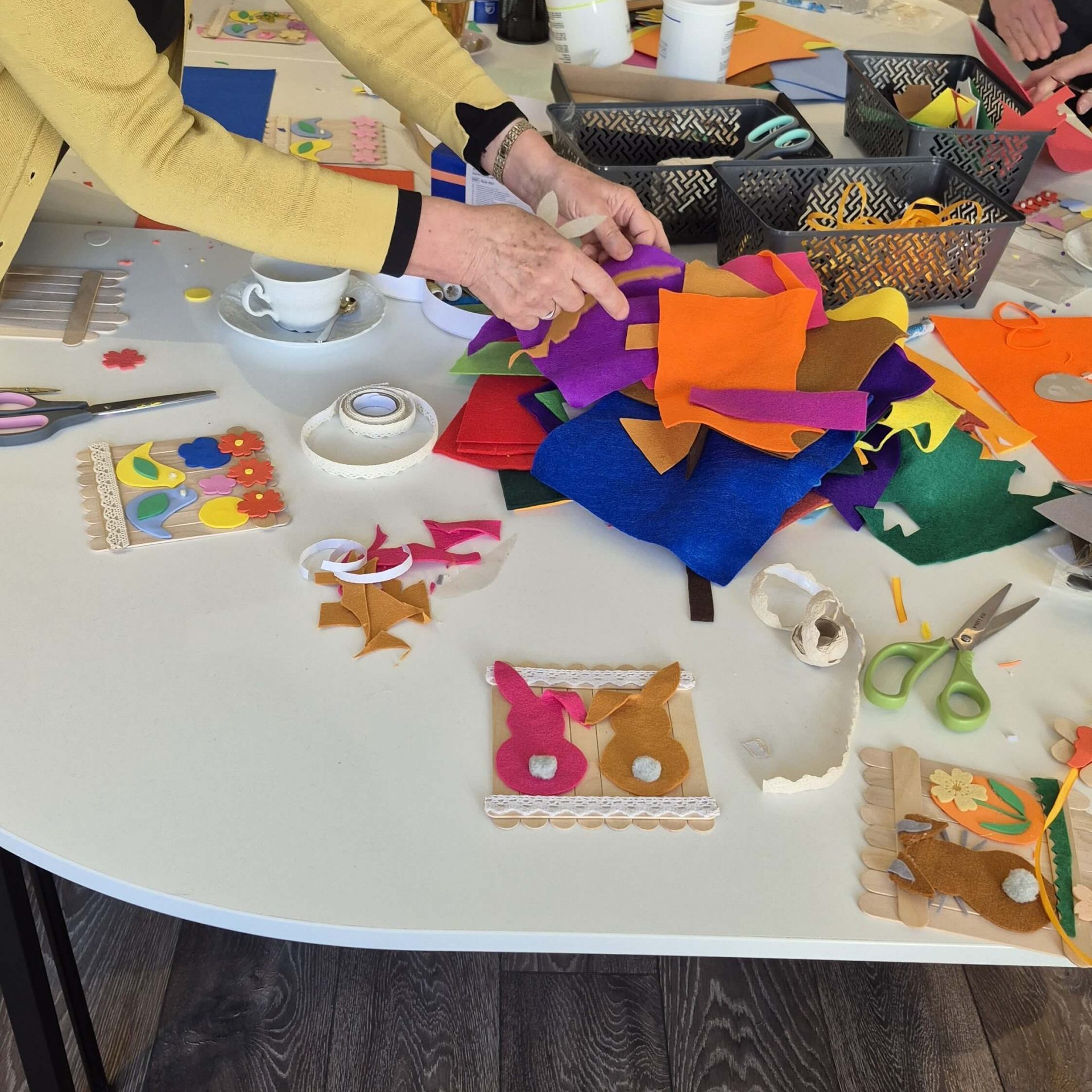 Jarná dekorácia vytvorená počas Múzejnej stredy so seniormi.