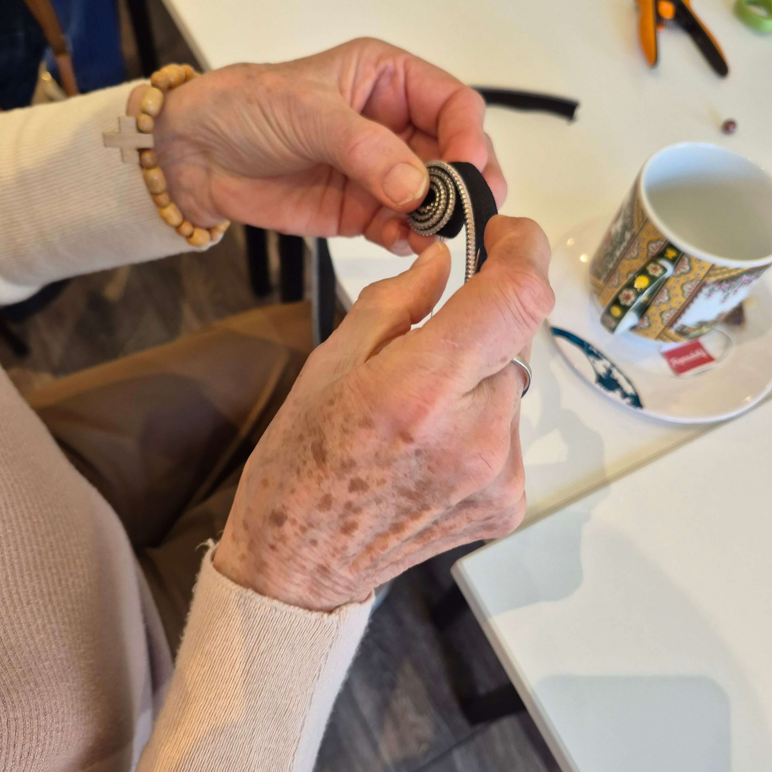 Prívesok zo zipsu vytváraní počas podujatia Múzejné stredy so seniormi.